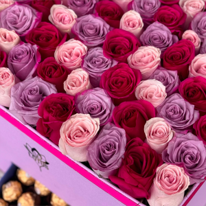 Caja de 100 Rosas con Compartimiento de Dulces