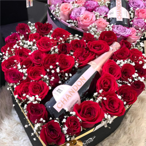Caja Corazón con Rosas y Gipsofilia