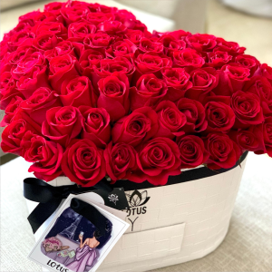 Caja de 80 Rosas con Compartimiento de Dulces